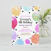 Schattigee Stippen Feestballonnen Verjaardagsvieri Kaart (Staand voorkant)