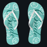 Schattigee strand bruiloft teenslippers voor bruid<br><div class="desc">Schattigee strand bruiloft teenslippers voor bruid en bruidegom. zanddollar shell patroon ontwerp. Aangepaste bandkleur voor hem en haar / mannen en vrouwen. Aangepaste achtergrondkleur en personaliseerbaar met naam initialen. Elegante aqua / turquoise blauw en wit zijn en haar sandalen met stijlvolle script kalligrafie typografie. Schattigee gepersonaliseerde partij gunst voor strand...</div>