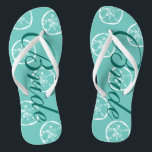 Schattigee strand bruiloft teenslippers voor bruid<br><div class="desc">Schattigee strand bruiloft teenslippers voor bruid en bruidegom. zanddollar shell patroon ontwerp. Aangepaste bandkleur voor hem en haar / mannen en vrouwen. Aangepaste achtergrondkleur en personaliseerbaar met naam initialen. Elegante aqua / turquoise blauw en wit zijn en haar sandalen met stijlvolle script kalligrafie typografie. Schattigee gepersonaliseerde partij gunst voor strand...</div>
