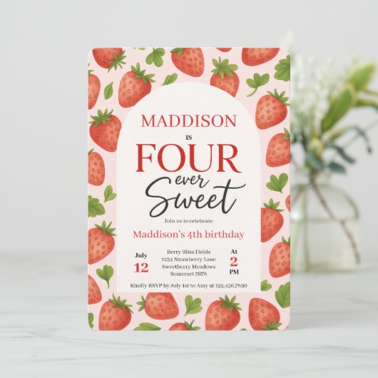 Schattigee Strawberry Four Ooit Sweet 4th Birthday Kaart (Staand voorkant)