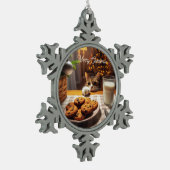 Schattigee Tabby Cat reaching voor kerstkoekjes Tin Sneeuwvlok Ornament (Links)