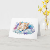 Schattigee Tabby Cat Slapen Onder Fluffy Clouds Bl Kaart (Gele Bloem)
