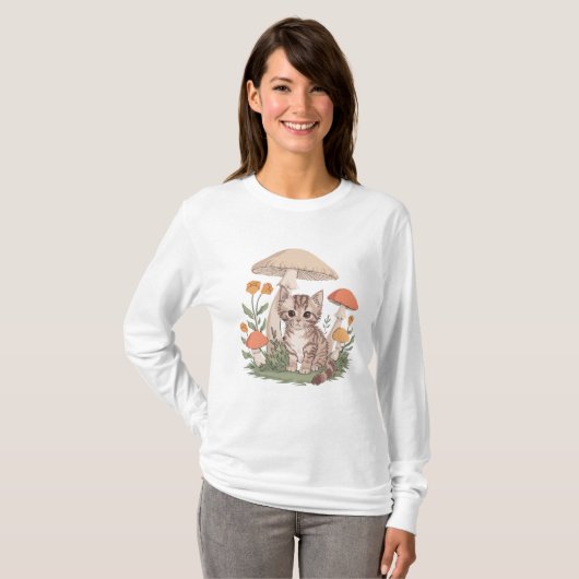 Schattigee Tabby Kitten in Mushroom & Flower Fores T-shirt (Voorkant volledig)