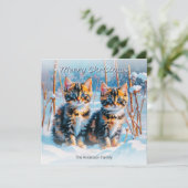 Schattigee Tabby Kittens In Sneeuwhuisdier Kerst Feestdagenkaart (Staand voorkant)