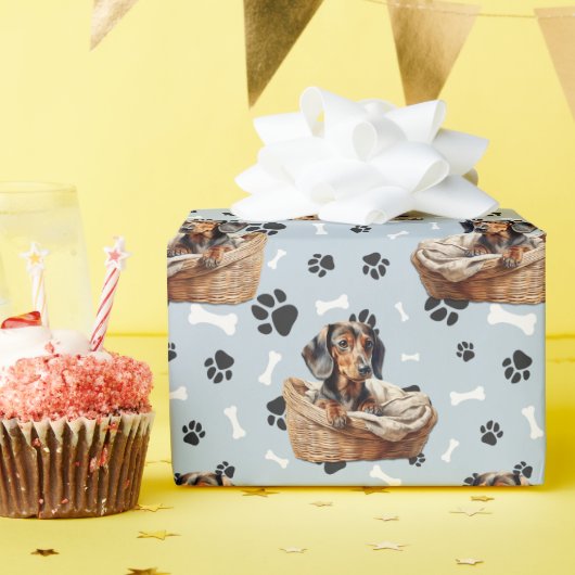 Schattigee Teckel Puppy in Basket Paw Print Cadeaupapier (Verjaardagsfeest)