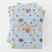 Schattigee teddybeer en maanpatroon op blauw inpakpapier vel (In situ)