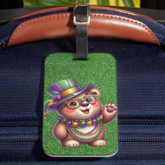 SCHATTIGEE TEDDYBEER GEKLEED VOOR MARDI GRAS BAGAGELABEL (Voorkant Insitu 2)