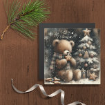 Schattigee teddybeer kerstgroet magnetische Kaart<br><div class="desc">Geniet van dit schattige magneet wenskaart voor jezelf of om cadeau te geven. Dit "Schattigee teddybeer-kerstontwerp" ligt in de buurt van een kleine,  versierde,  besneeuwde kerstboom met een gouden ster en kerstballen. Hij draagt een geplakte sjaal en in de donkere zwarte afstand zie je sneeuwvlokken vallen.</div>