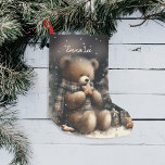 Schattigee Teddybeer kerstmonogram Kleine Kerstsok<br><div class="desc">Geniet van deze schattige monogrammed kerstkous voor uw vakantiehuis of voor het geven van geschenken. Dit "Schattigee Teddy Bear Christmas" -ontwerp ligt in de buurt van een kleine, versierde, met sneeuw bedekte kerstboom met een peperkoekkoekje. Hij draagt een geplakte sjaal en in de donkere zwarte afstand zie je sneeuwvlokken vallen....</div>