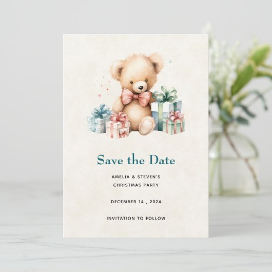 Schattigee teddybeer met kerstcadeaus save the date (Staand voorkant)