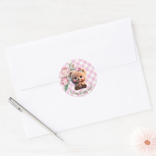 Schattigee teddybeer roze gingham floral Baby show Ronde Sticker (Envelop)