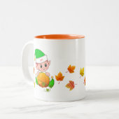 Schattigee Thanksgiving Elf met pompoen & herfstbl Tweekleurige Koffiemok (Voorkant links)