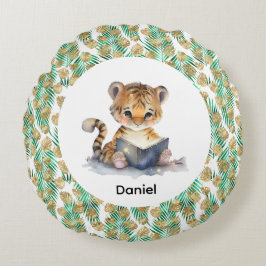 Schattigee tijger die een boek leest rond kussen