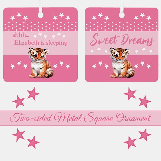 Schattigee tijger shhh voeg naam is slapende roze metalen ornament