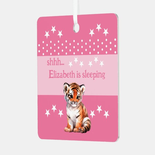 Schattigee tijger shhh voeg naam is slapende roze metalen ornament (Voorkant links)