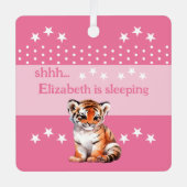 Schattigee tijger shhh voeg naam is slapende roze metalen ornament (Voorkant)