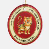 Schattigee tijgerkat geïllustreerd met kerst keramisch ornament (Links)