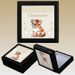 Schattigee tijgersterren Naam toevoegen Brown Keep Cadeaudoosje<br><div class="desc">Keepsake Gift Box voor kinderen. Personaliseer met een naam. Met een schattige tijger,  stippen en sterren met de kleuren bruin en wit.</div>