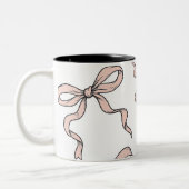 Schattigee trendy roze lintbogen geschetst in zwar tweekleurige koffiemok (Links)