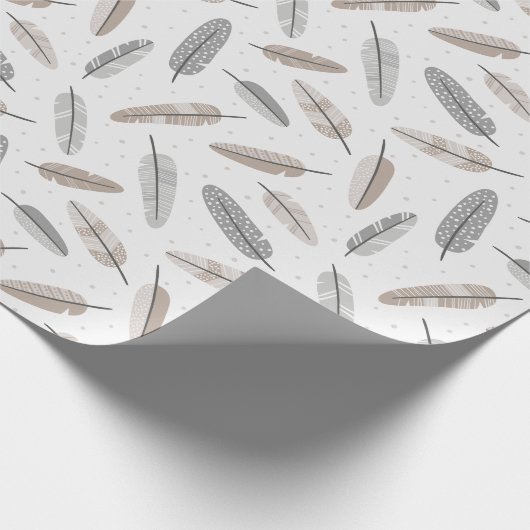 Schattigee Tribal Feathers in neutrale kleuren op  Cadeaupapier (Hoek)