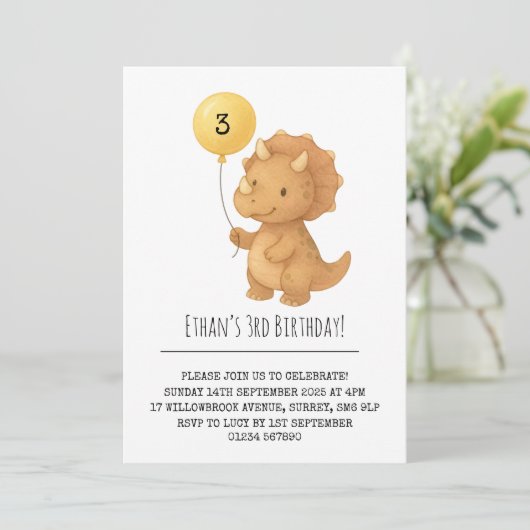 Schattigee Triceratops met Gele Ballon Verjaardag Kaart (Staand voorkant)