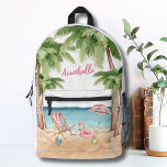 Schattigee tropische strand naam meisjes bedrukte rugzak<br><div class="desc">Een cool waterverf strandthema met tinten van roze en blauwgroen, die de sfeer voor een strandvlucht of vibe bepalen. Schattigee roze en witte strandstoel, paraplu, en zelfs een flamingo floaty voor wat extra plezier. Palmbomen zwaaien, schelpen verzamelen - het gaat allemaal om die koude tropische strandvibes. Met moderne lettertypen die...</div>