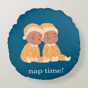 Schattigee tweelingkwekerij rond kussen