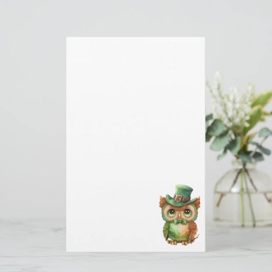 Schattigee Uil in een Groene Top Hoed Briefpapier (Staand voorkant)