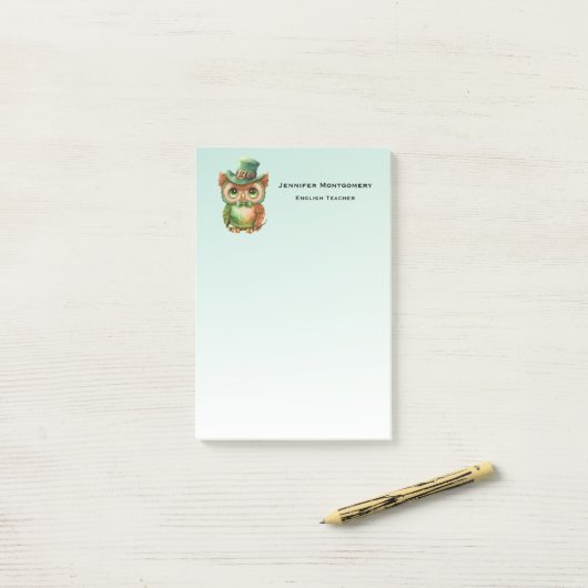 Schattigee Uil in een Groene Top Hoed Post-it® Notes (Op bureau)