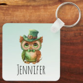 Schattigee Uil in een Groene Top Hoed Sleutelhanger (Achterkant)