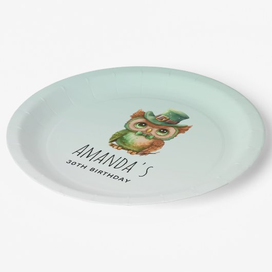 Schattigee Uil in een Groene Top Hoed Verjaardag Papieren Bordje (Gekanteld)