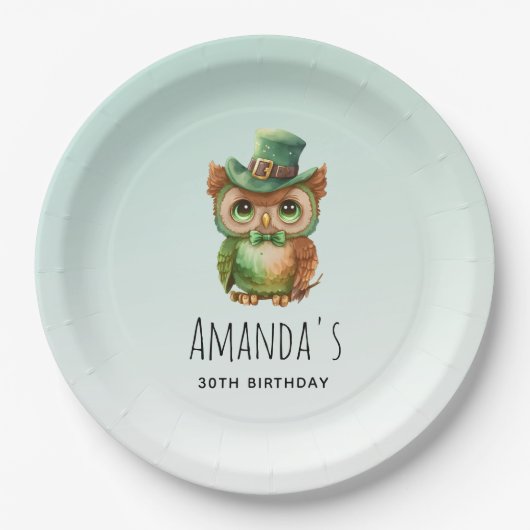Schattigee Uil in een Groene Top Hoed Verjaardag Papieren Bordje (Voorkant)