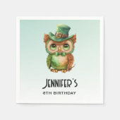 Schattigee Uil in een Groene Top Hoed Verjaardag Servet (Voorkant)