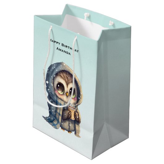 Schattigee Uil met een koffieverjaardag Medium Cadeauzakje (Achterkant Gekanteld)