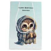Schattigee Uil met een koffieverjaardag Medium Cadeauzakje (Achterkant)