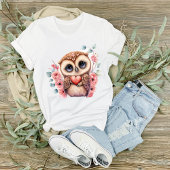 Schattigee uil met hart te midden van kleurrijke b t-shirt