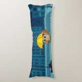 Schattigee Uil met paraplu op regenachtige dag Lichaamskussen (Voorkant Verticaal)