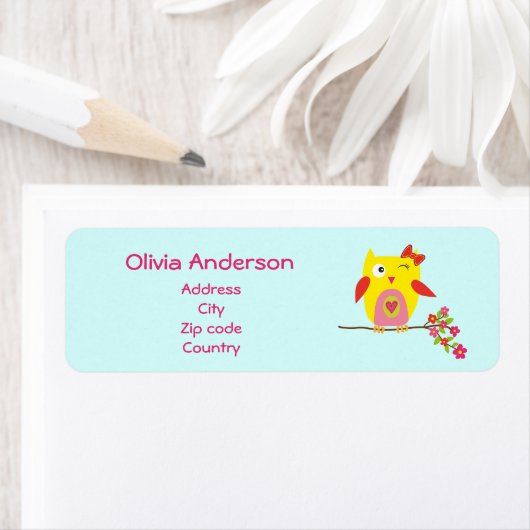 Schattigee uil op tak met roze bloemen gepersonali etiket (Insitu)