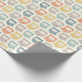 Schattigee Uilen in gedempte valkleuren op crème Cadeaupapier (Hoek)