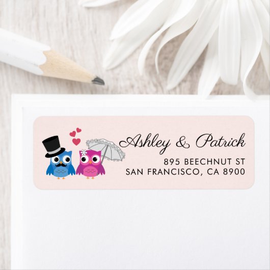 Schattigee uilenbruid in parasol en bruidegom in t etiket (Insitu)