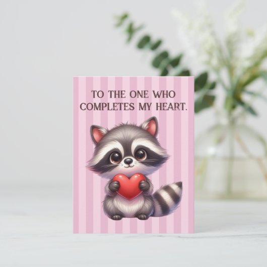 Schattigee Valentijnsdag Raccoon met een hart Feestdagenkaart (Staand voorkant)