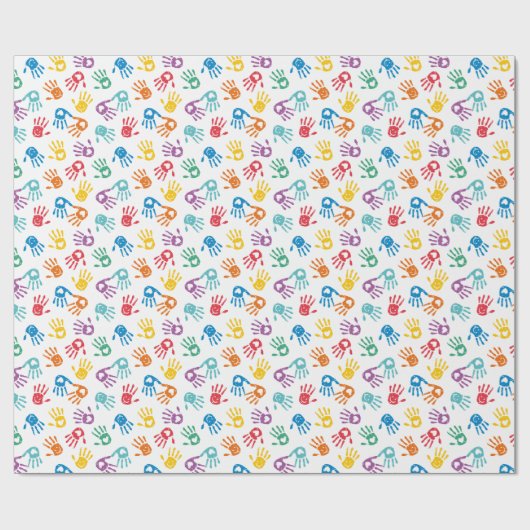 Schattigee veelkleurige geschilderde handen op wit cadeaupapier (Vlak)