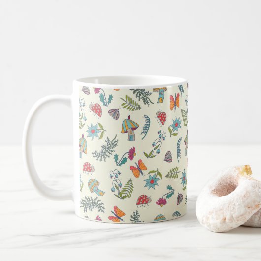 Schattigee vlinder, bloemen, paddenstoelen, mot, i koffiemok (Met donut)