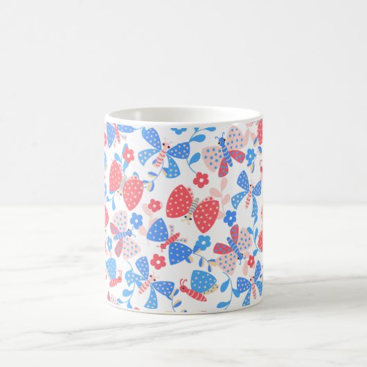Schattigee vlinder in een bloementuin in rood en b koffiemok (Center)