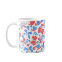 Schattigee vlinder in een bloementuin in rood en b