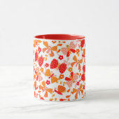 Schattigee vlinder in een bloementuin in rood sina mok (Midden)