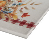 Schattigee vogelverschrikker en herfstbloemen met  snijplank (Hoek)