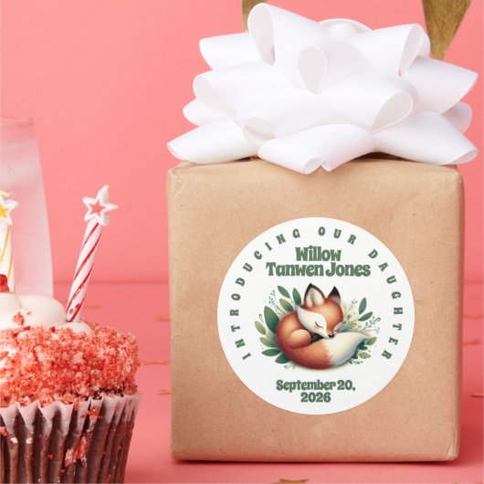 Schattigee vos slaapt in bladeren Baby shower Ronde Sticker (Feest)