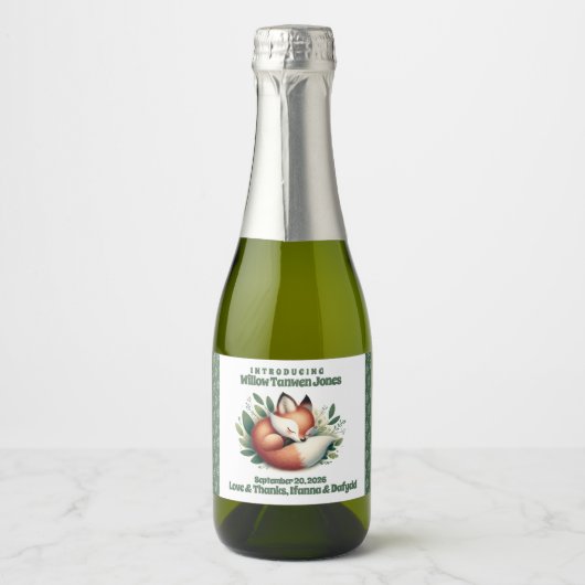Schattigee vos slaapt in bladeren Baby shower Sparkling Wijnetiket (Voorkant)
