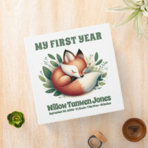 Schattigee vos slaapt in bladeren baby's 1e jaar